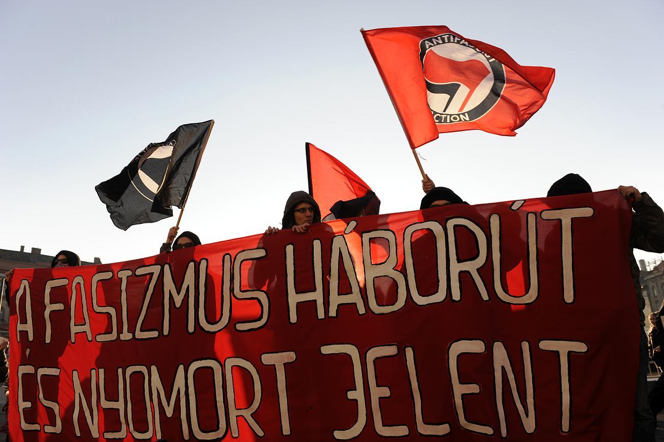Antifasiszta tüntetők 2015 februárjában