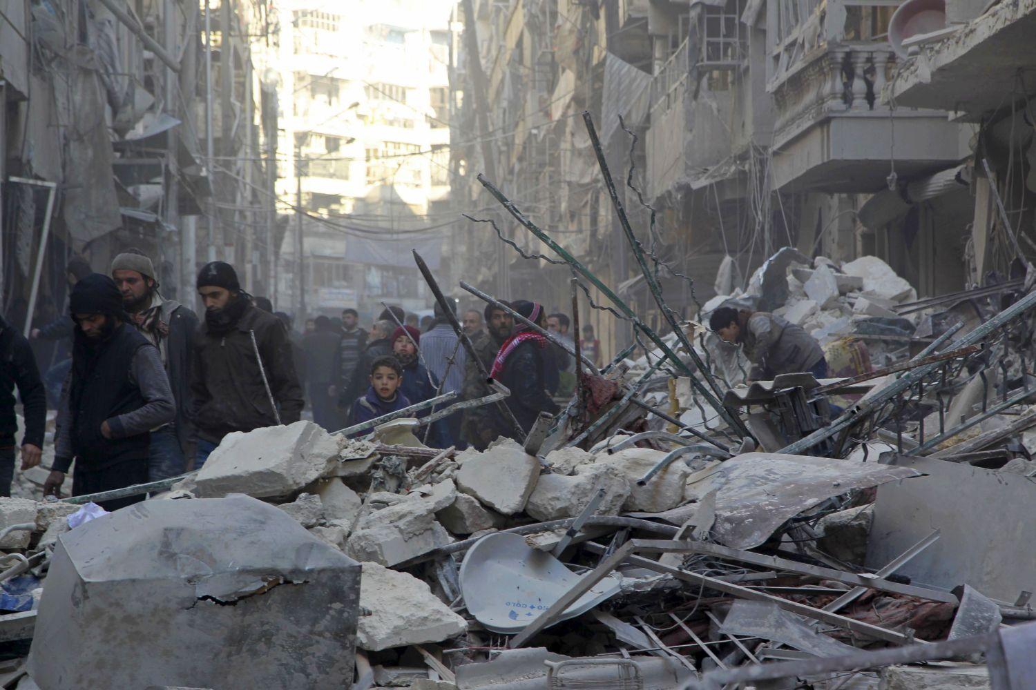 Helyi lakosok a kormánypárti erők légitámadása után Aleppo egyik lázadók ellenőrzése alatt lévő részén 