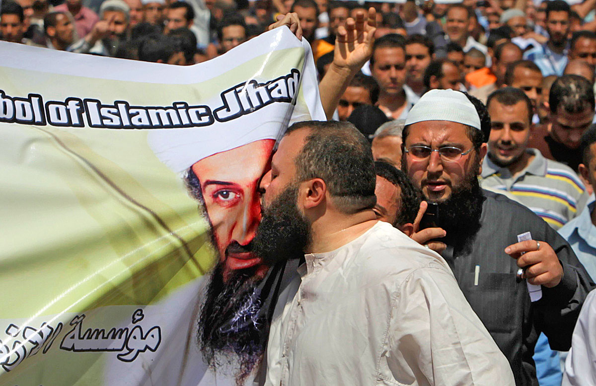 Szélsőséges tüntetés Oszama bin Laden emlékére Kairóban. Először a halál csókolt