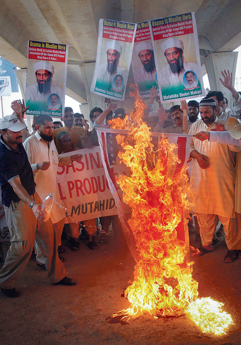 Amerikai zászlót égetnek pakisztáni tüntetők