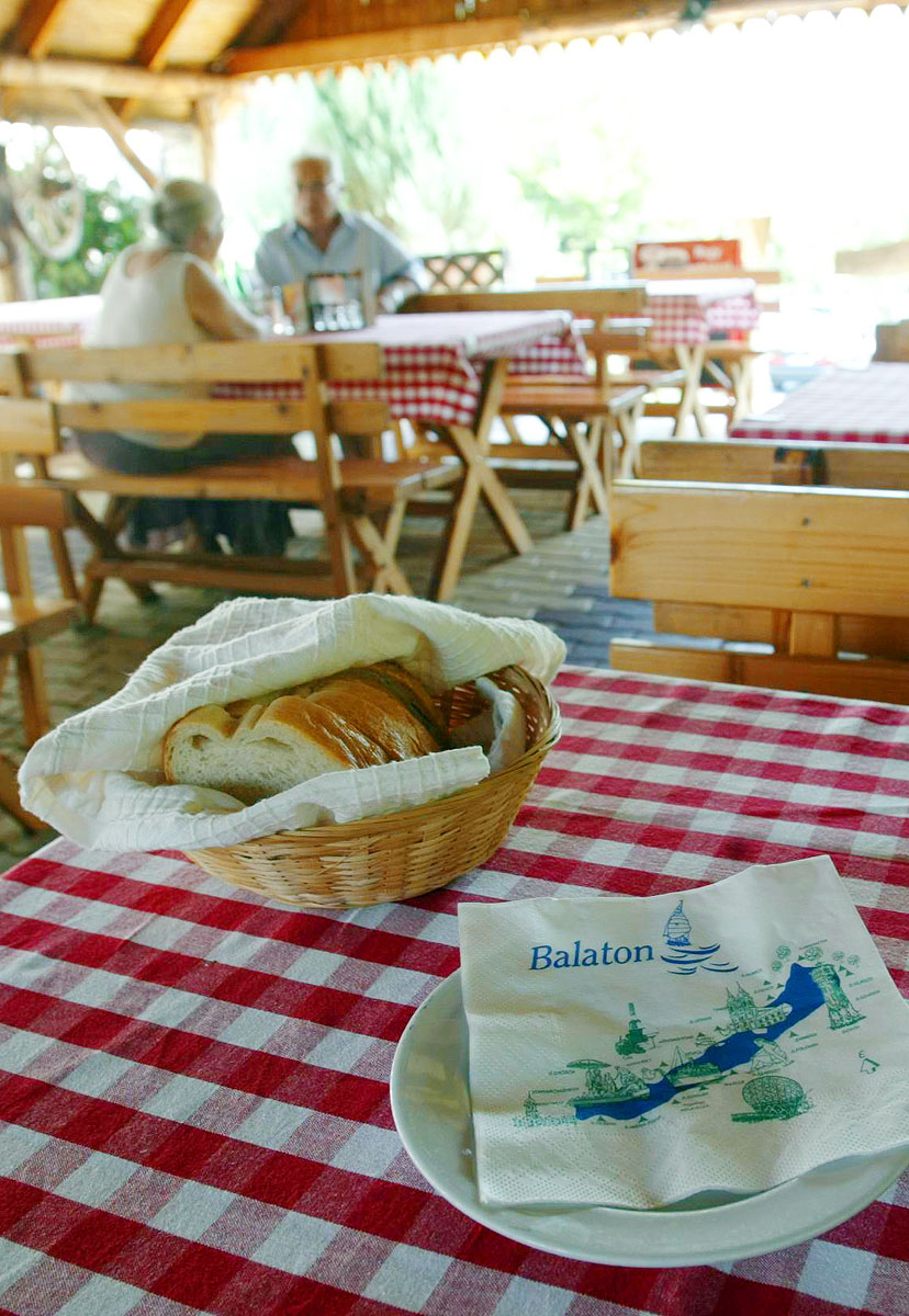 Balatoni étterem – a bulituristák is fizetnek