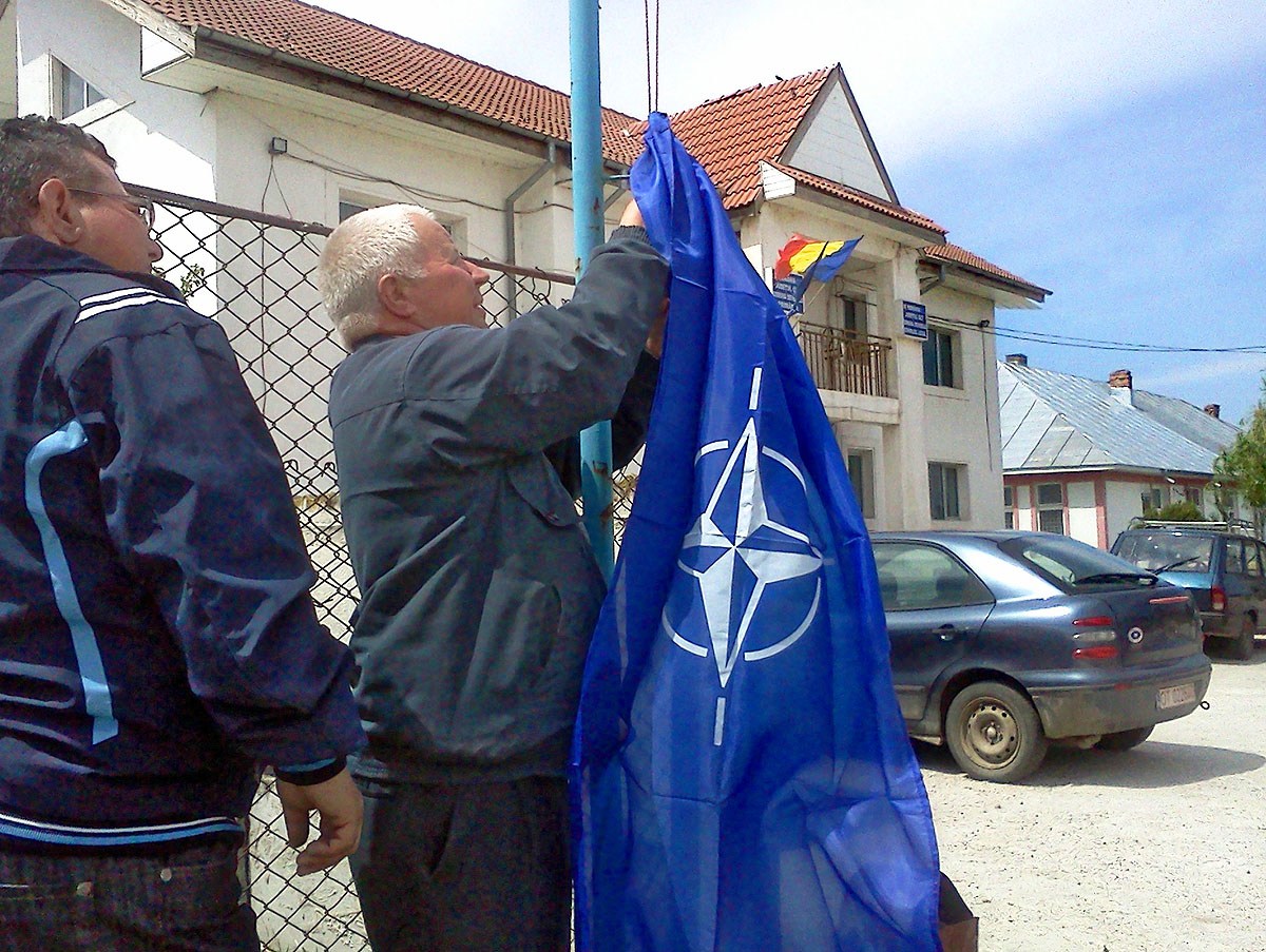 A helybéliek máris felvonták a NATO lobogóját Deveseluban