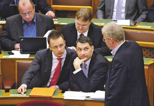 A javaslat előterjesztői, Szijjártó Péter és Lázár János gondban – a gordiuszi csomót végül átvágták. Tegnap este három évre ismét Lázár Jánost választották meg Fidesz-frakcióvezetőnek. 