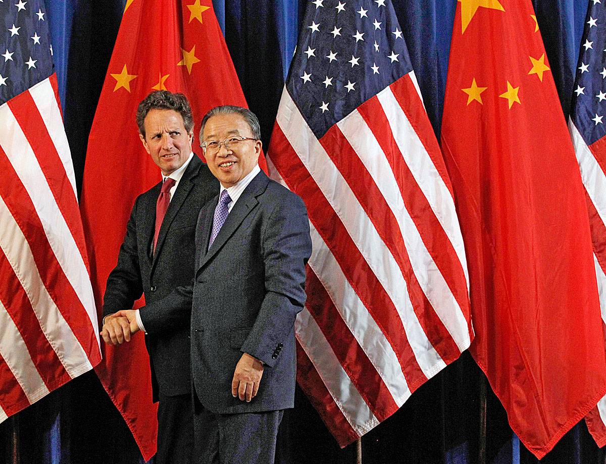 Tim Geithner amerikai pénzügyminiszter és Dai Bingguo államtanácsos Washingtonban