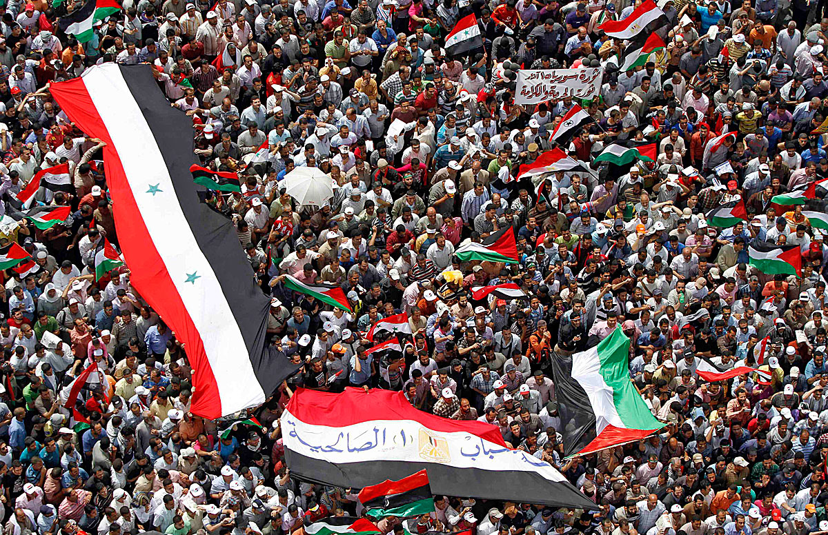 Tüntetők a kairói Tahrír téren, palesztin és szír zászlókkal