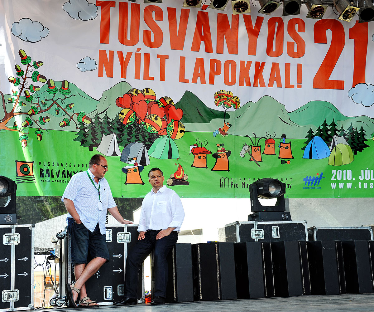 Németh Zsolt és Orbán Viktor 2010 nyarán a bálványosi táborban – újra nyerő lapok birtokában