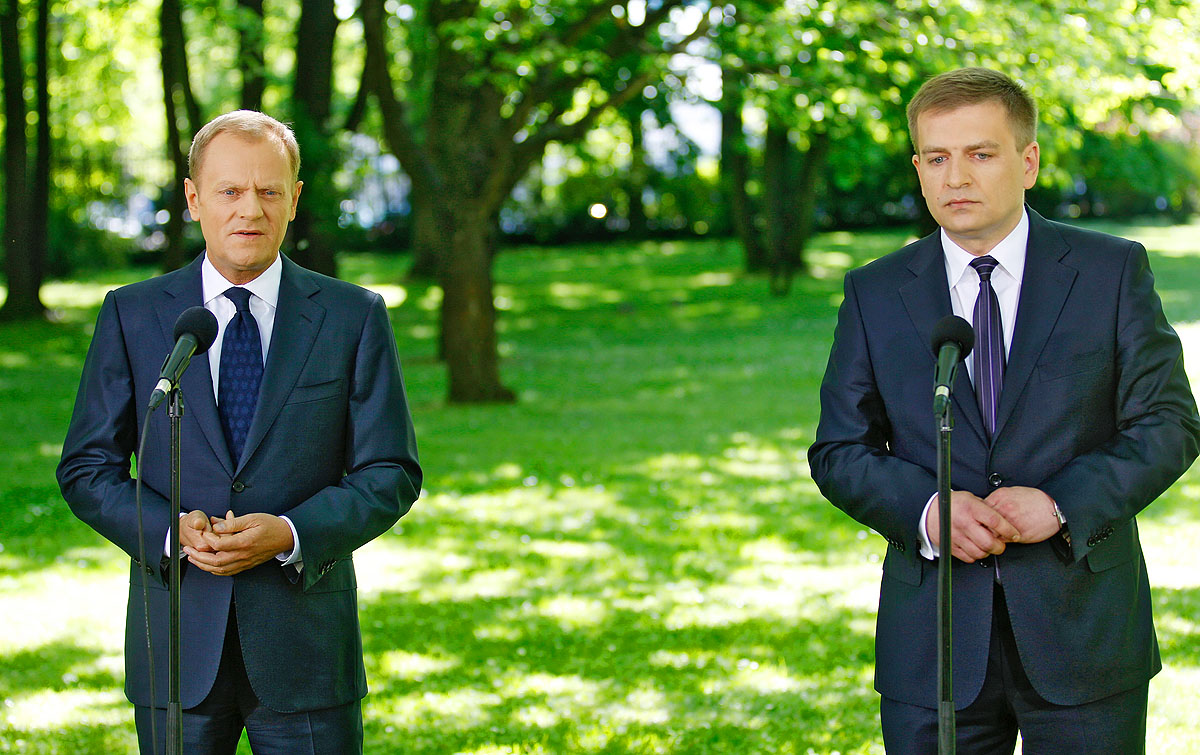 Donald Tusk miniszterelnök és Bartosz Arlukowicz közös sajtóértekezletükön