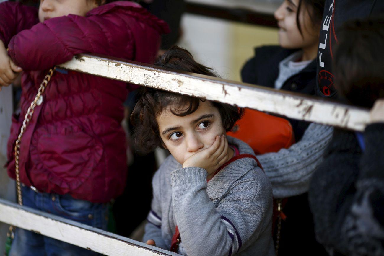 ...ennek a török-szír határon, Kilisznél sorban álló kislánynak valószínűleg még nem
