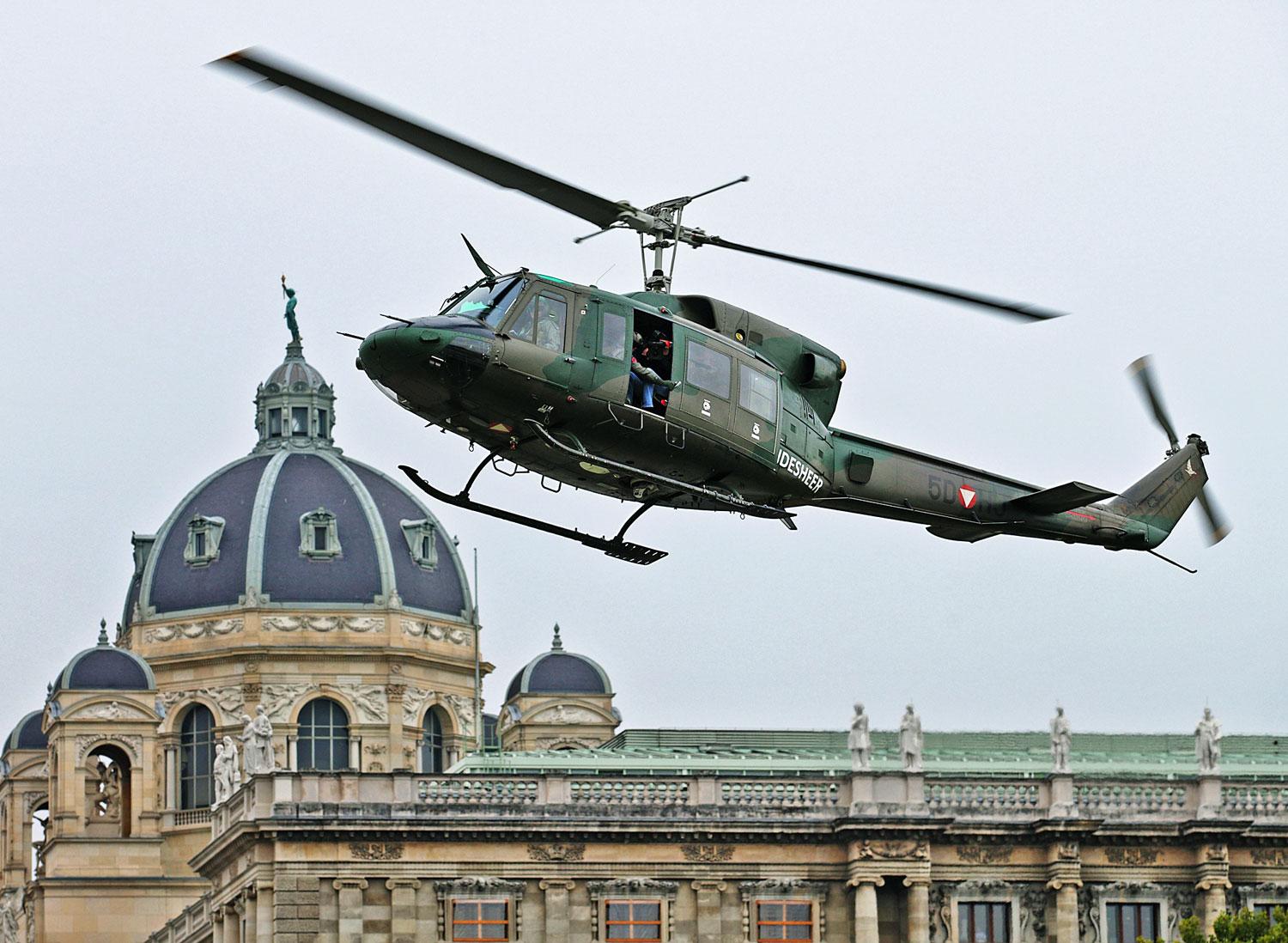 Katonai helikopter bemutatója Bécs szívében