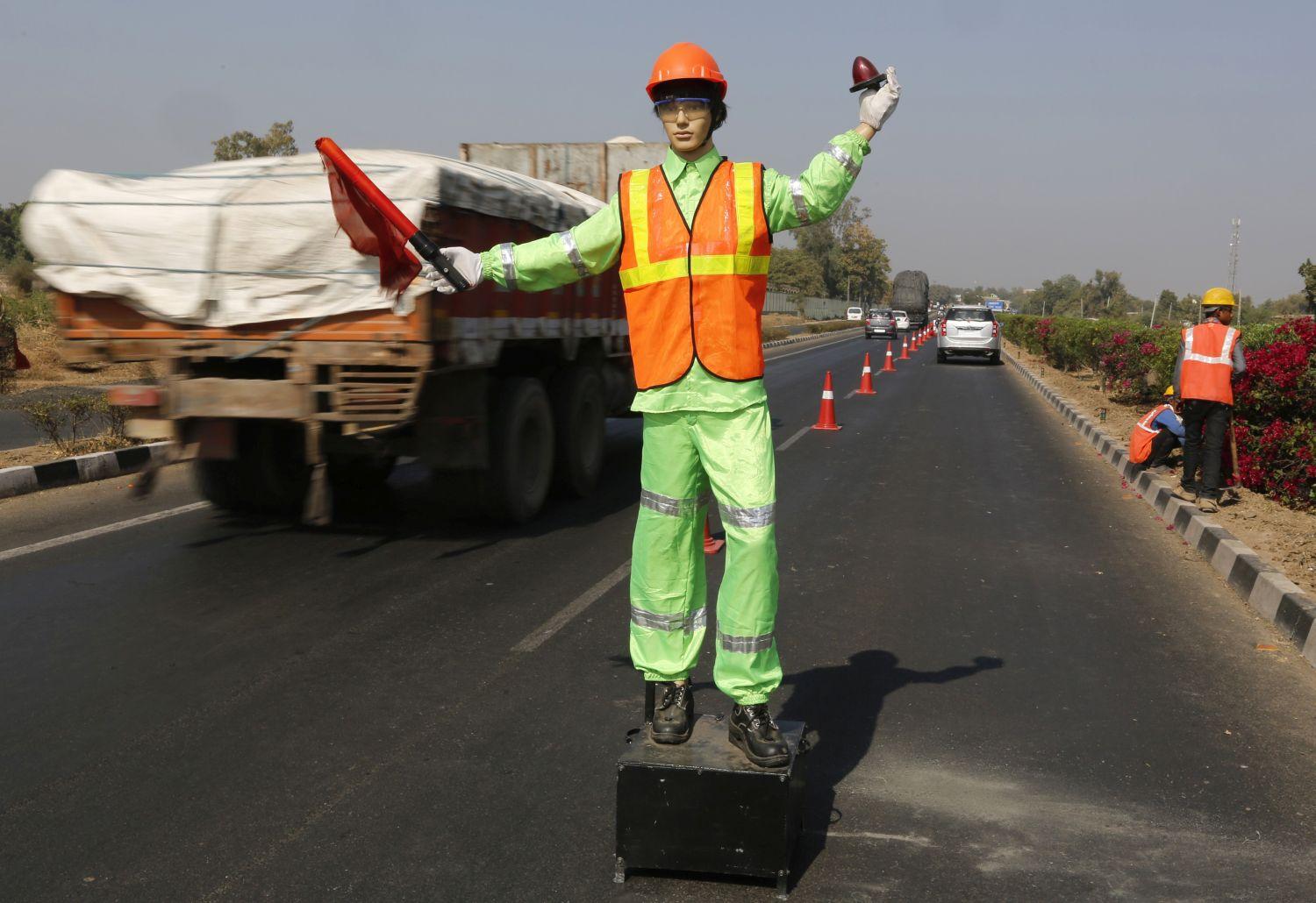 Útakadály-jelző robot az Ahmedabad-Delhi autópályán