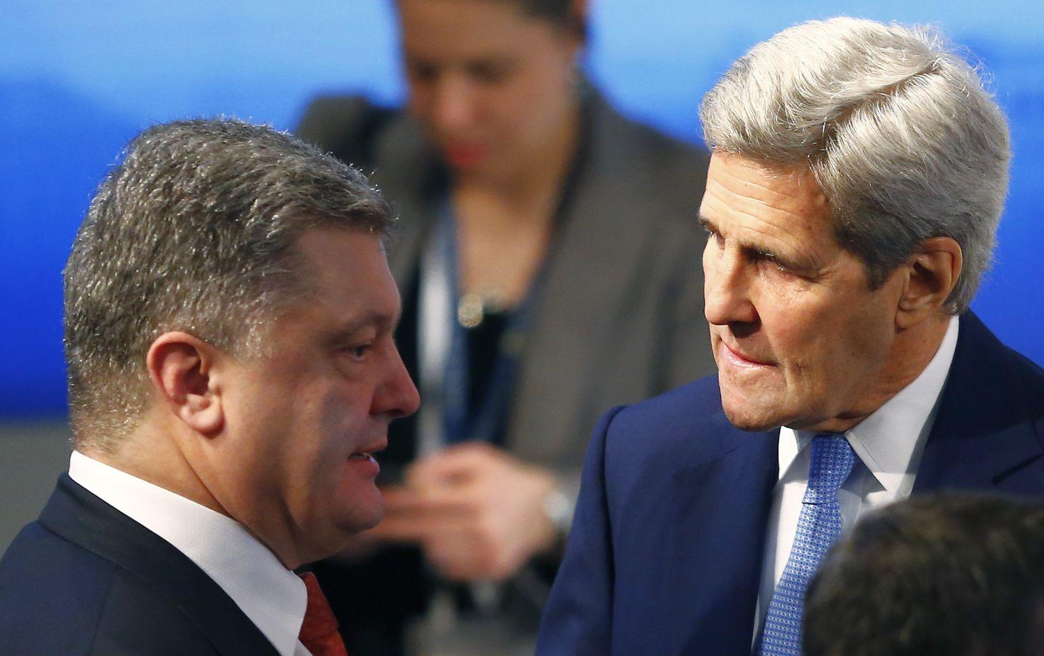 Petro Porosenko ukrán elnök és John Kerry amerikai külügyminiszter 