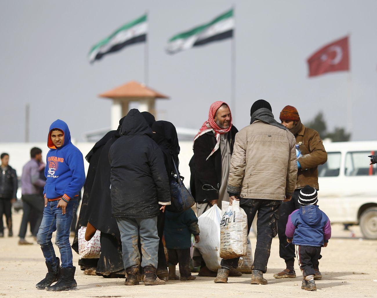Azazban rengeteg menekült várja, hogy a törökök átengedjék a határon