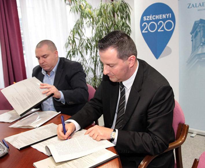 Sájer Gábor, az Elios vezérigazgatója és Balaicz Zoltán polgármester a szerződés tavaly januári aláírásakor
