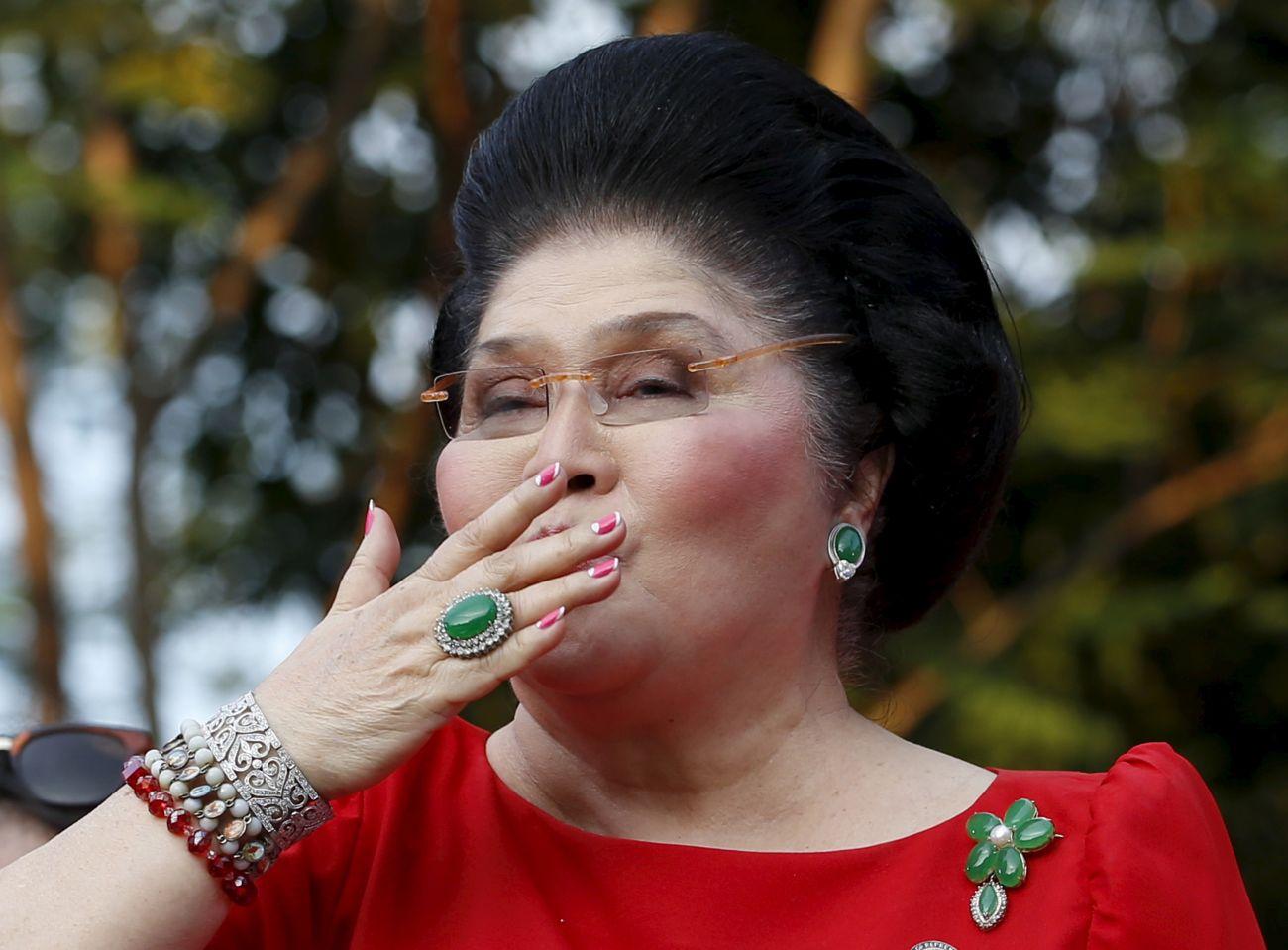 Imelda Marcos 2015 októberében fia egyik kampányrendezvényén dob puszit a közönségnek.
