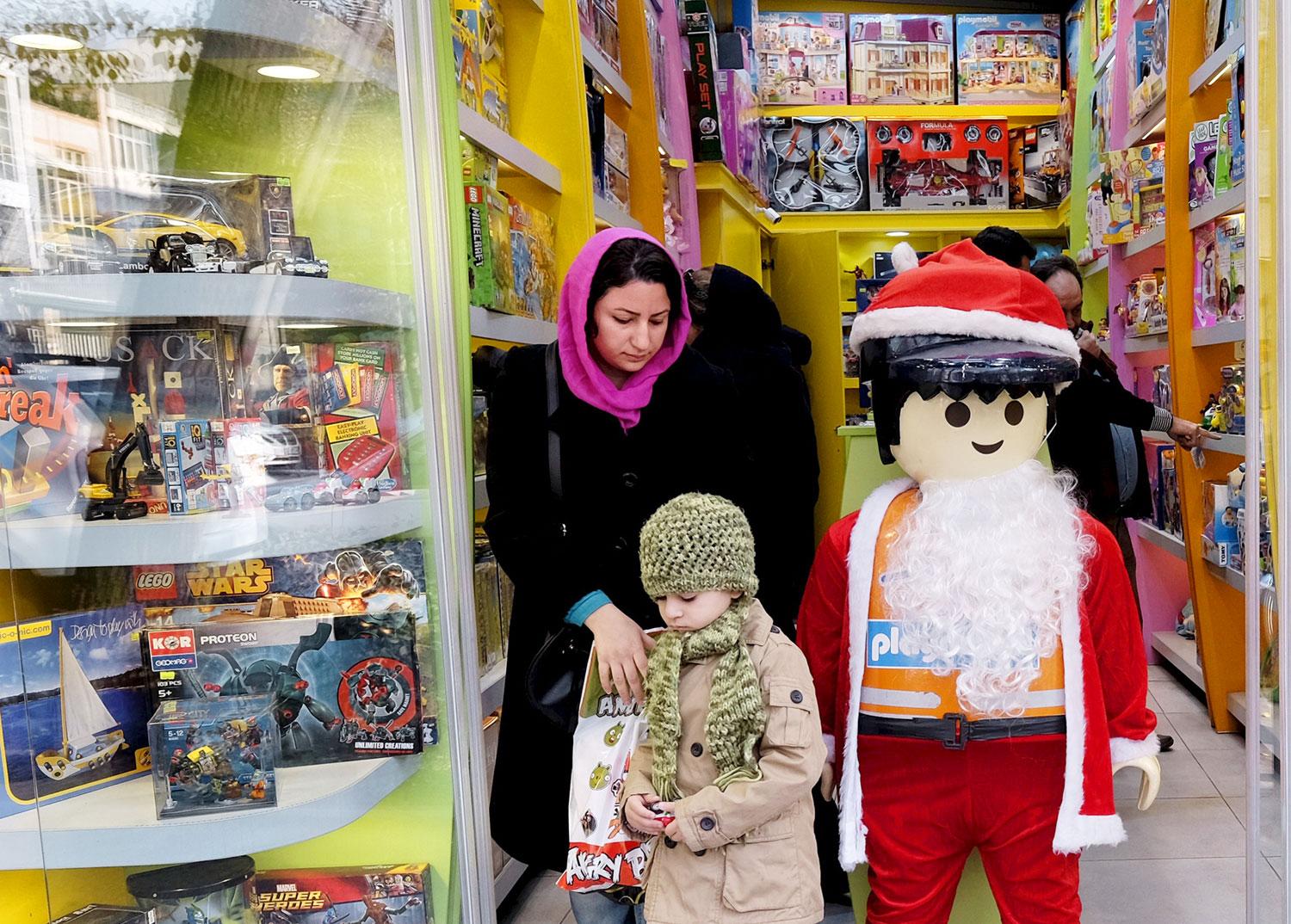 Elégedett vásárlók egy teheráni játékboltban. Irán tele van nyugati áruval
