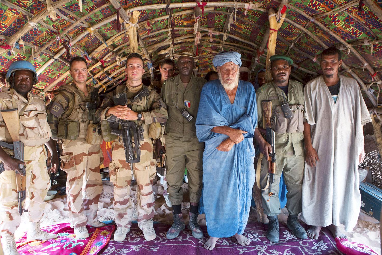 Francia katonák egy mali törzsi vezető társaságában. Az iszlamisták ellen is harcolnak