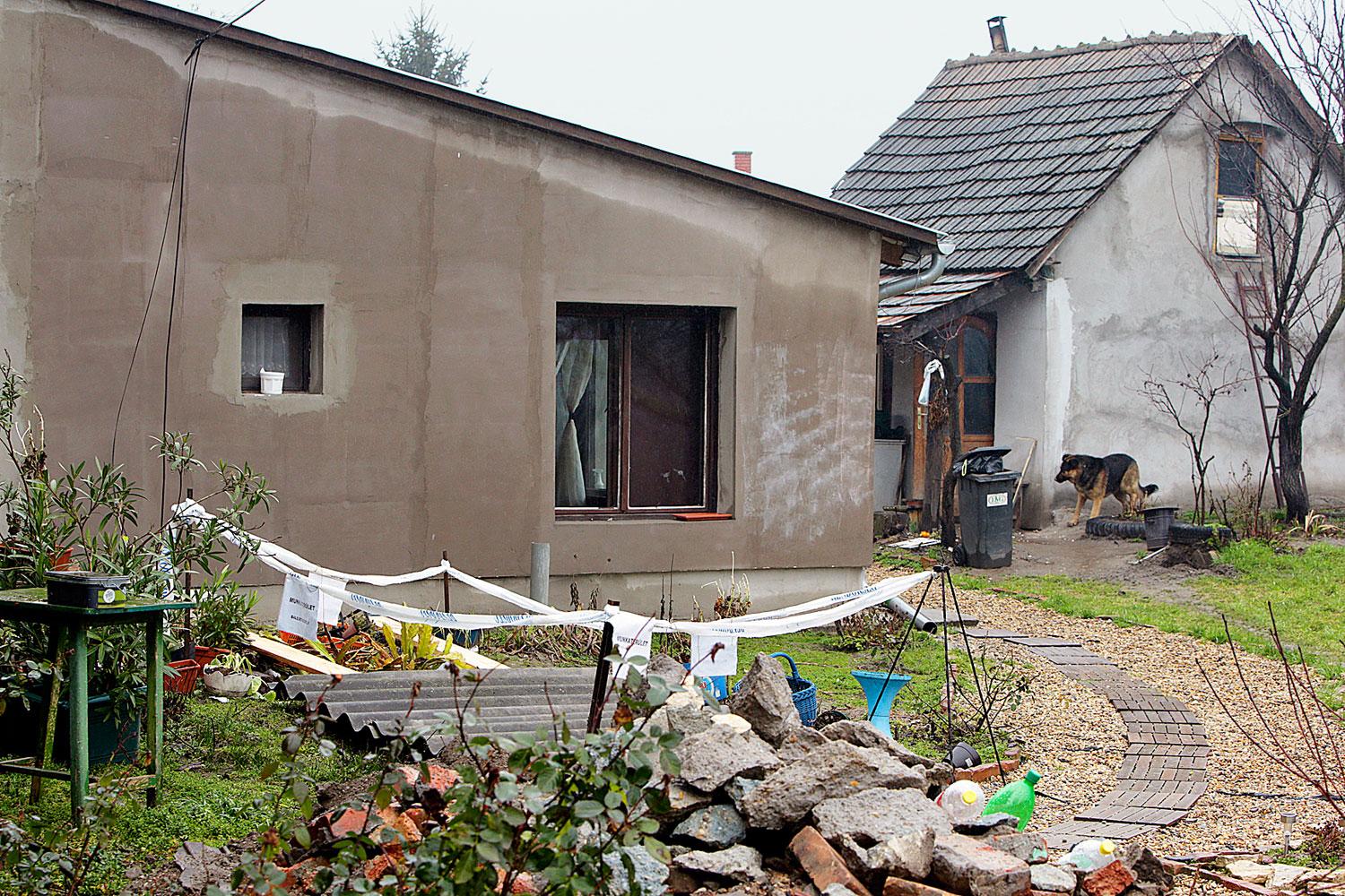 A dunaújvárosi Petőfi Sándor utcában, ennek a háznak az udvarán találták meg a holttestet