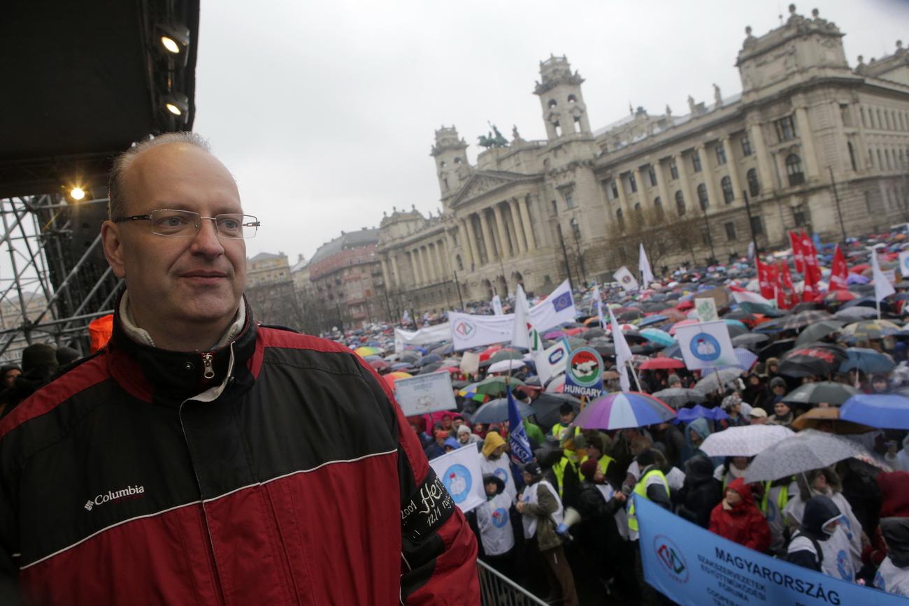 Pilz és a szombati Kossuth téri tüntetésen összegyűlt tömeg. Foldozgatni már nem lehet