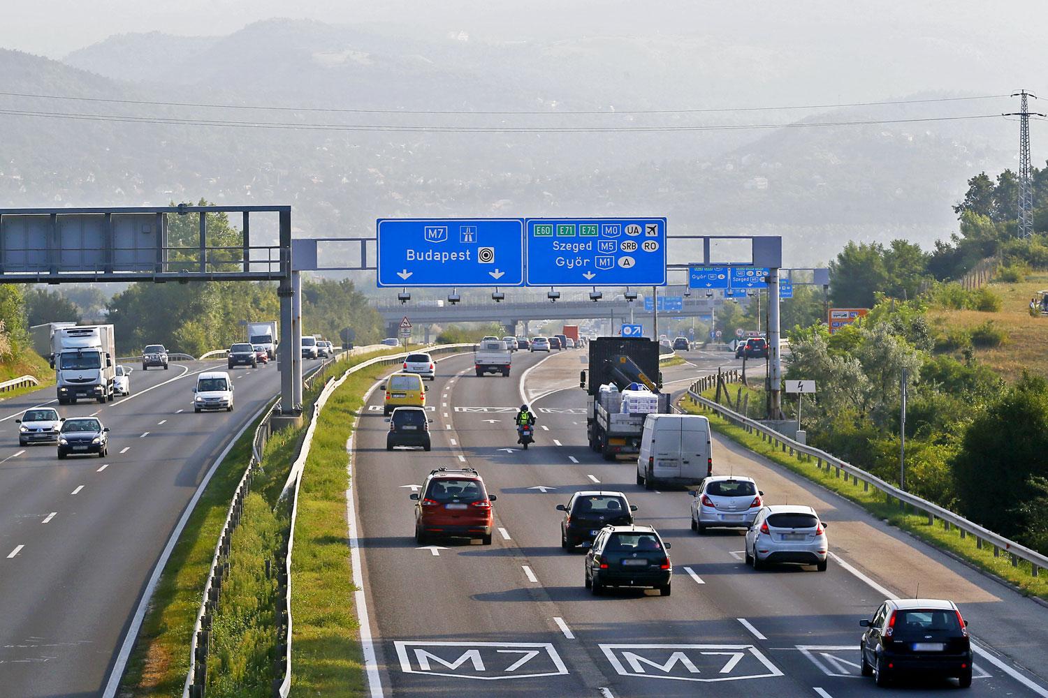 A kormányzati tervek szerint a Balaton felé is háromsávos lenne az M7-es autópálya