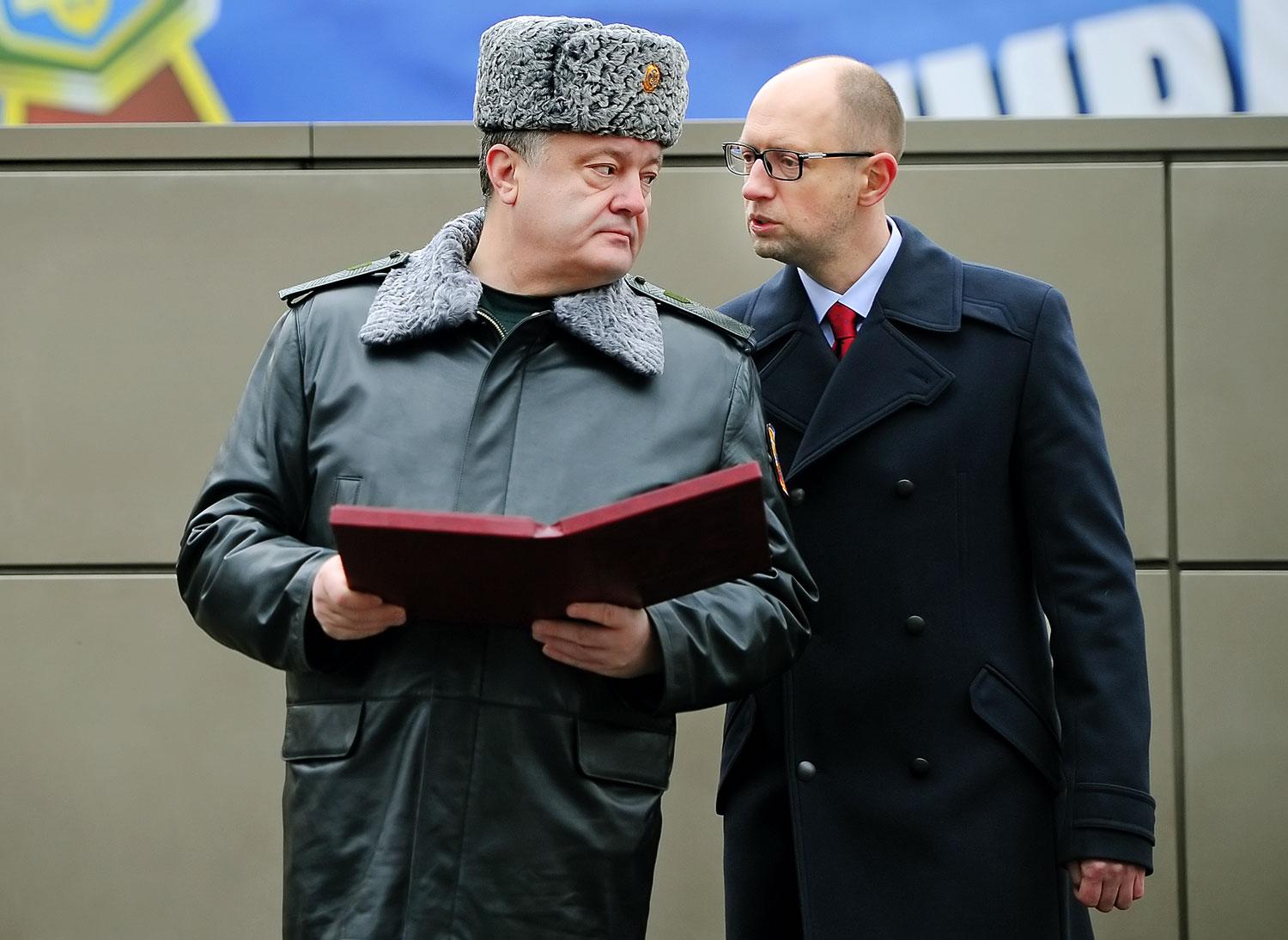 Porosenko és Jacenyuk a nemzeti gárda egyik kiképzőközpontjában