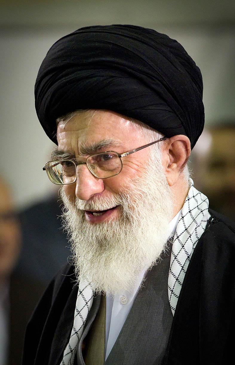 Ali Hamenei  ajatollah (fent) viszont még idén januárban is a „Halál Amerikára!” jelszóval fejezte be  beszédét