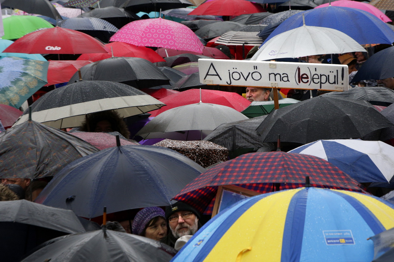 Pedagógus-tüntetés a Kossuth téren: vihar lehet belőle