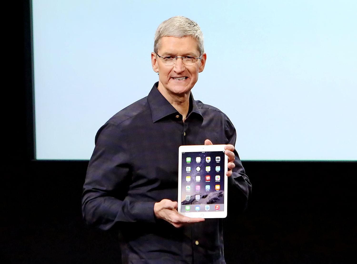 Tim Cook, az Apple vezérigazgatója védi az eszközeiket