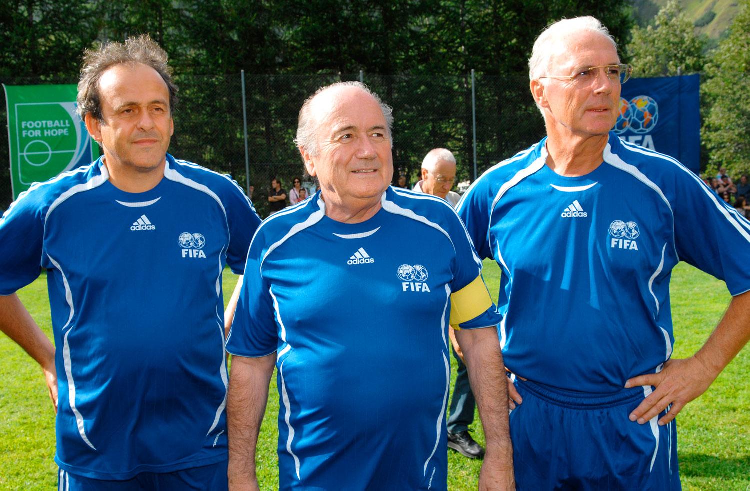 A két összekötő: Platini és Beckenbauer. Köztük Blatter, a center