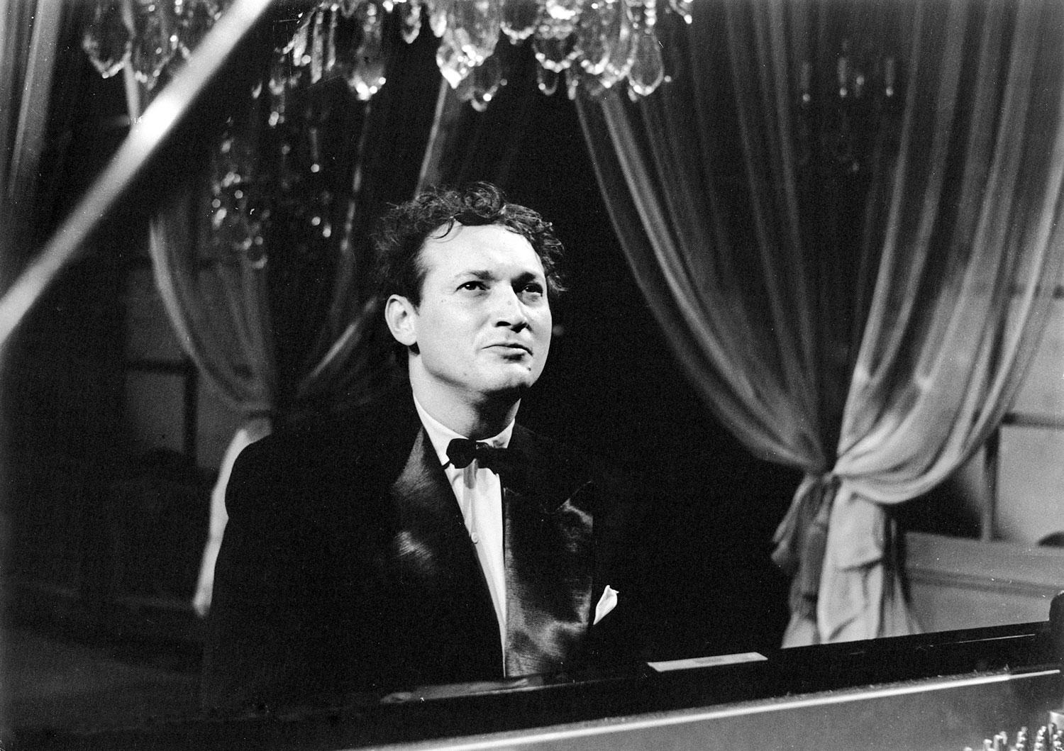 Cziffra György Párizsba emigrálása után két évvel egy 1958-as francia televíziós koncertfelvételen 