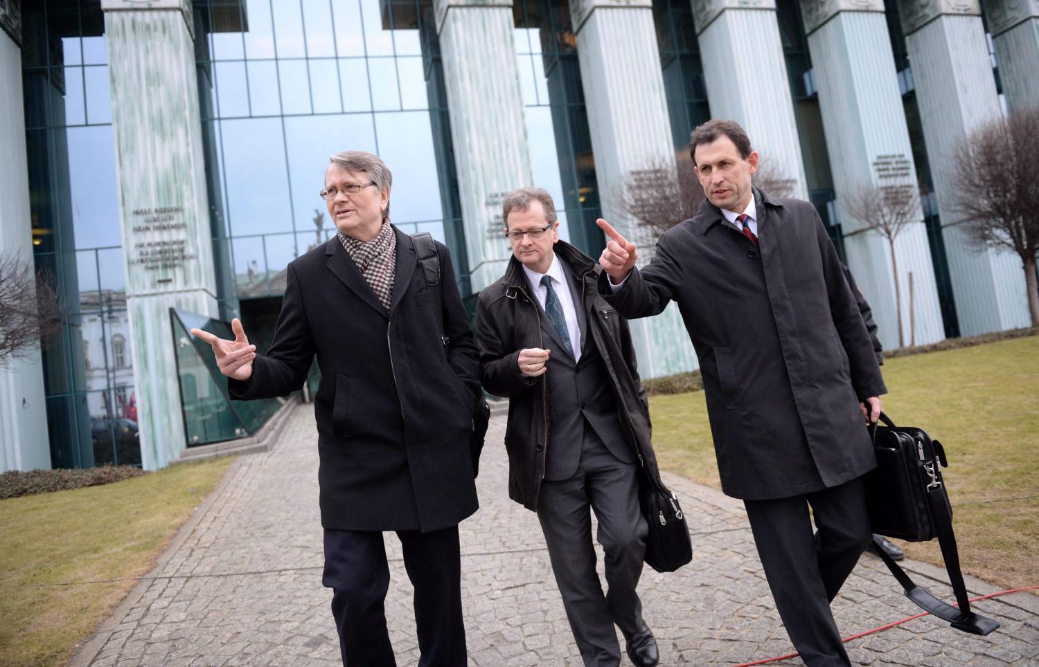Schnutz Rudolf Dürr, a Velencei Bizottság alkotmányjogi osztályának vezetője (k), Christoph Grabenwarter osztrák (j) és Kaarlo Tuori finn bizottsági tag távozik a lengyel legfelsőbb bíróság épületéből 
