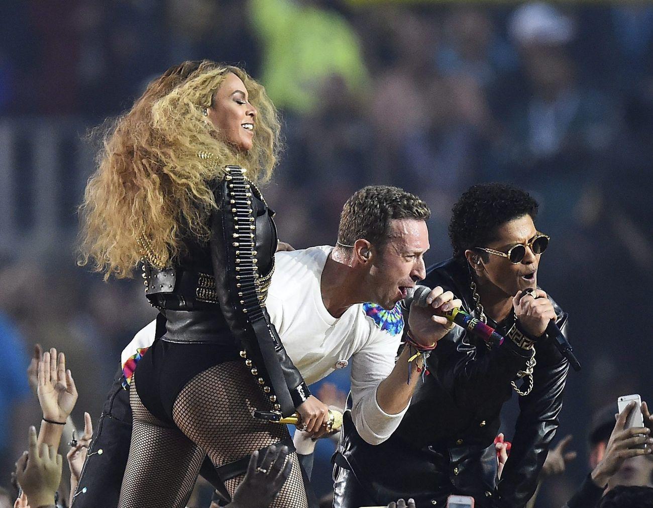 Beyoncé, Chris Martin és Bruno Mars a félidei show alatt. Nem mindenki hisz a szerelemben