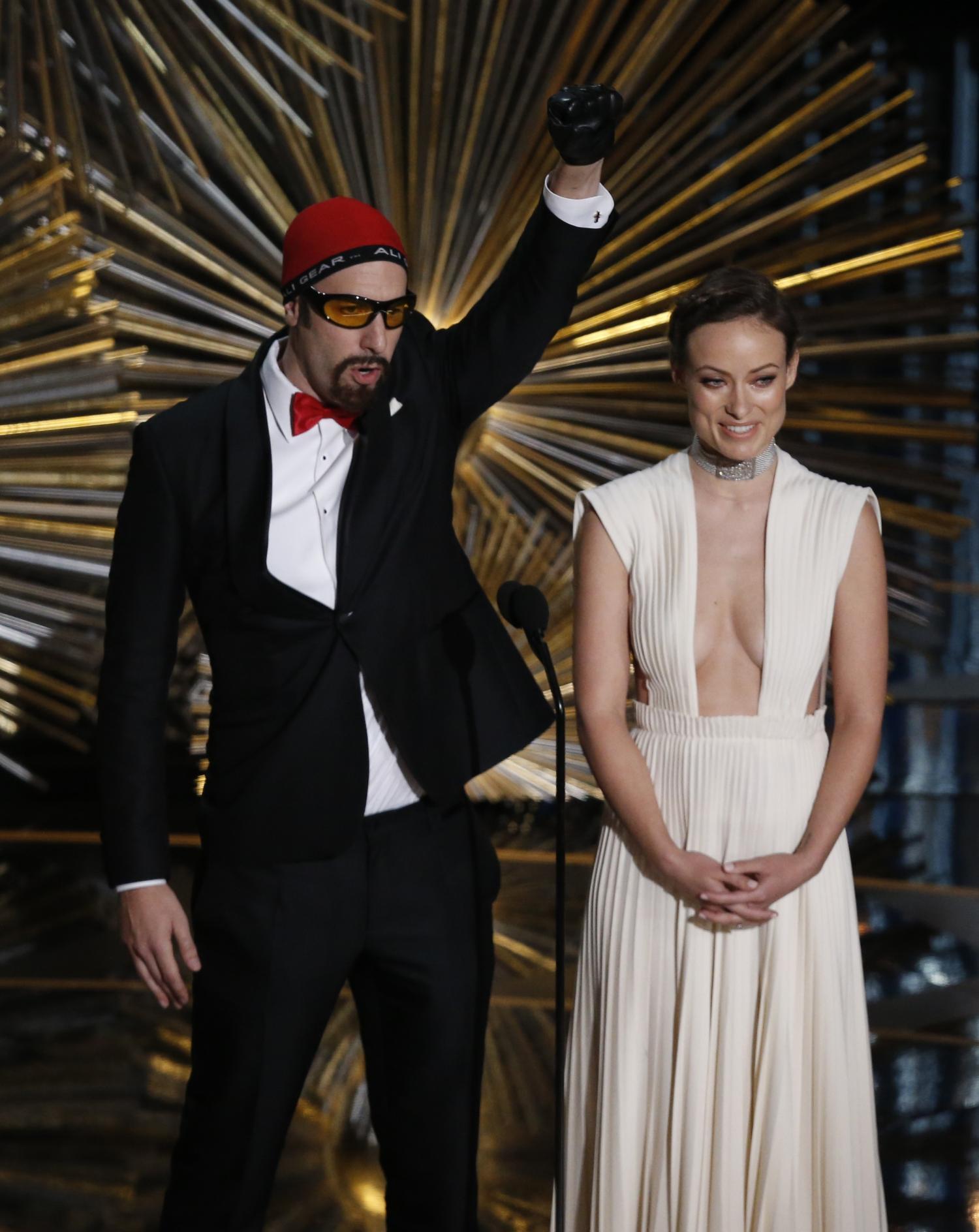 Sacha Baron Cohen és Olivia Wilde a vasárnapi Oscar-gálán