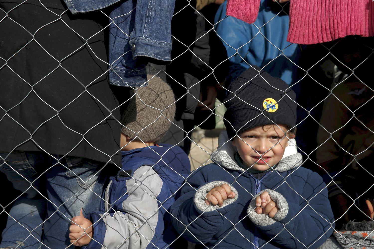 Menekült gyerekek a görög - macedón határ közelében