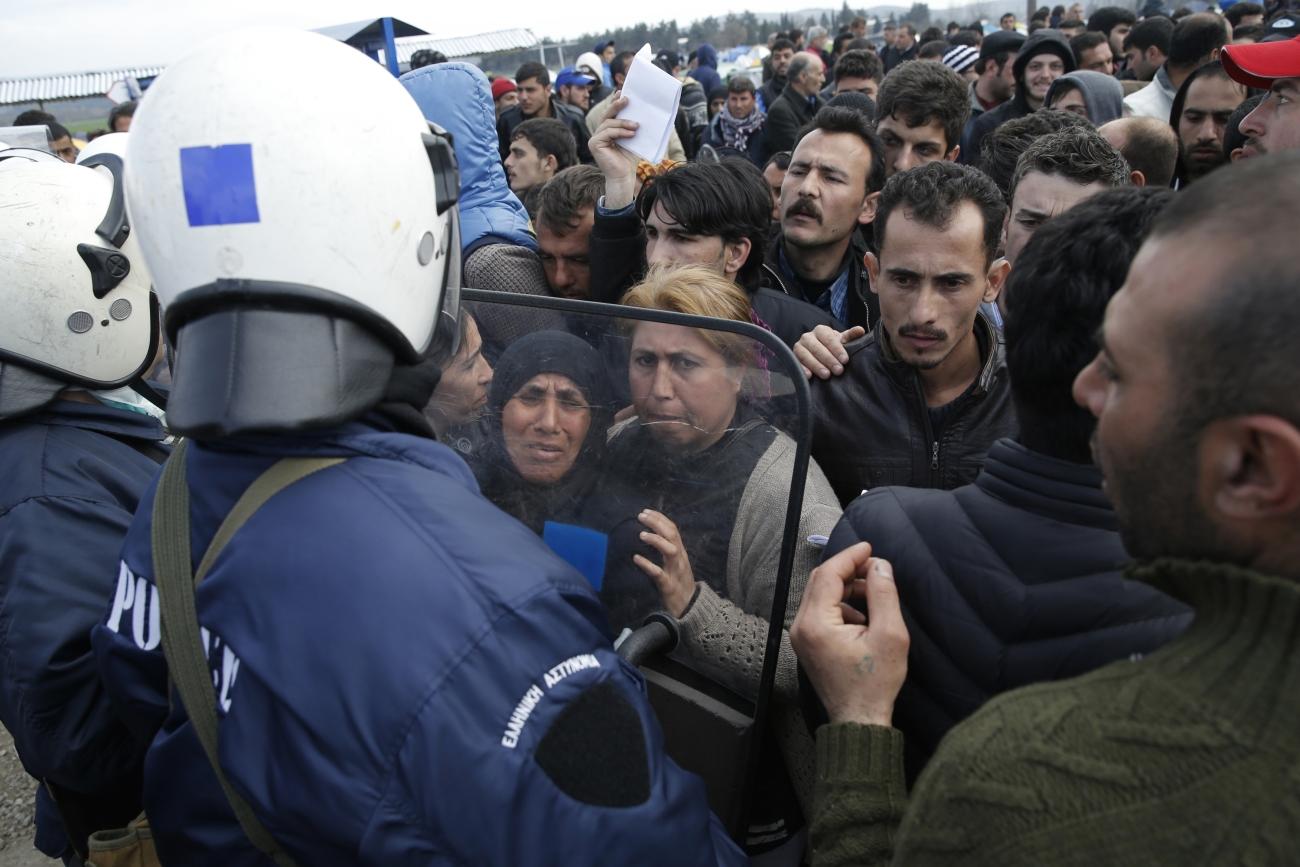 Gyűlik a tömeg a görög-macedón határon