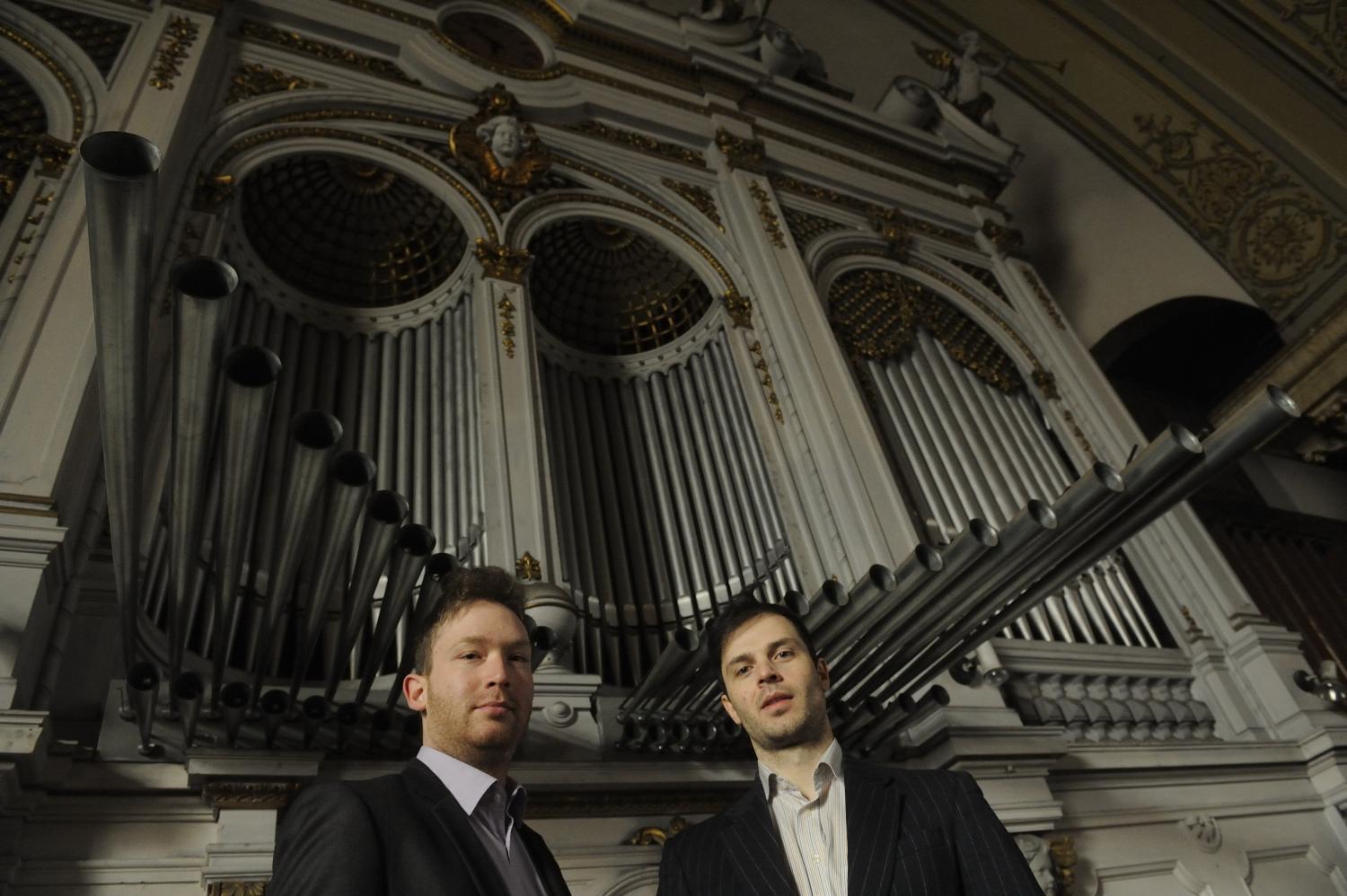 Elischer Balázs (balról) és Kerekes Szilárd a Horváth Mihály téri Szent József-templomban. Eddig 1100 orgonát mértek fel önerőből 