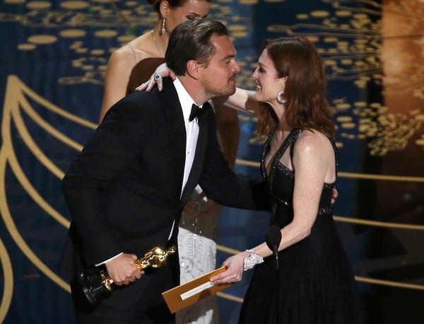 Leonardo DiCaprio évek óta tartó találgatások végére tett pontot. Kapott végre egy Oscart. Méghozzá Julianne Moore-tól.