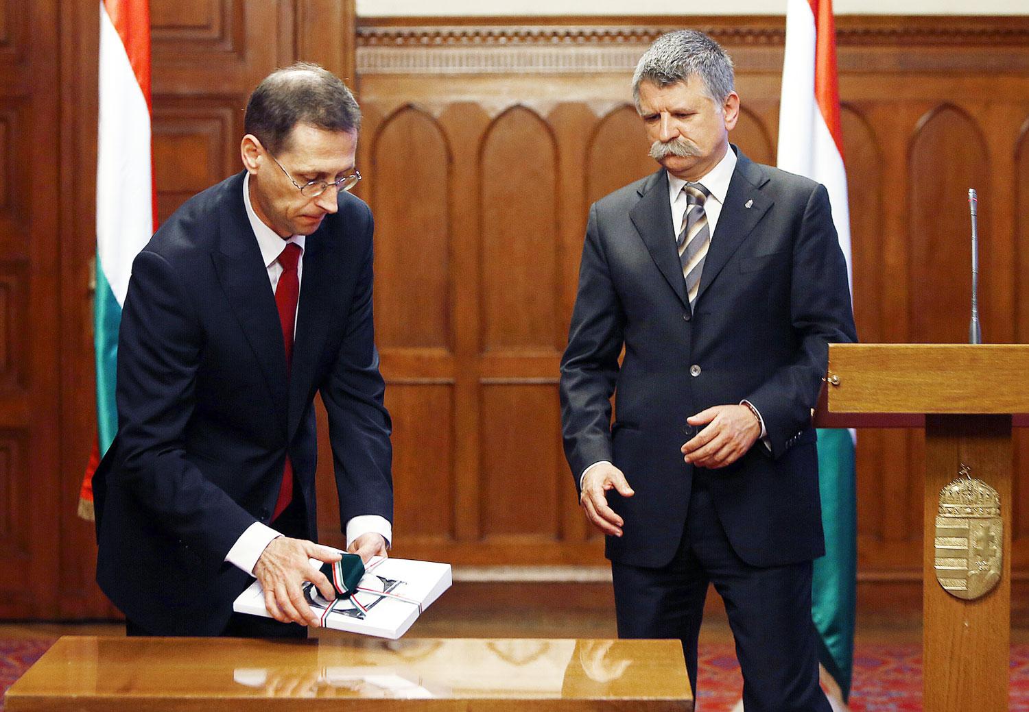 Varga Mihály benyújtja a költségvetést a házelnöknek. Kiüresedik a parlament jogköre 