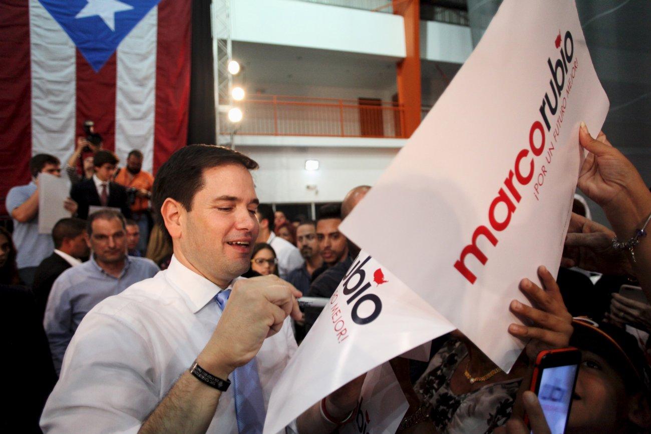 Rubio felszabadultan oszt autogramot