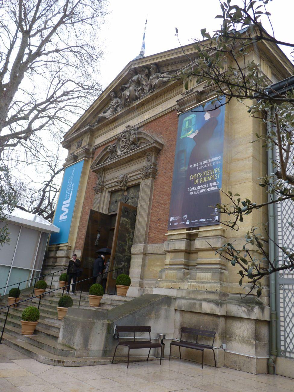 A Luxemburgi Múzeum bejárata a magyar kiállítása plakátjával