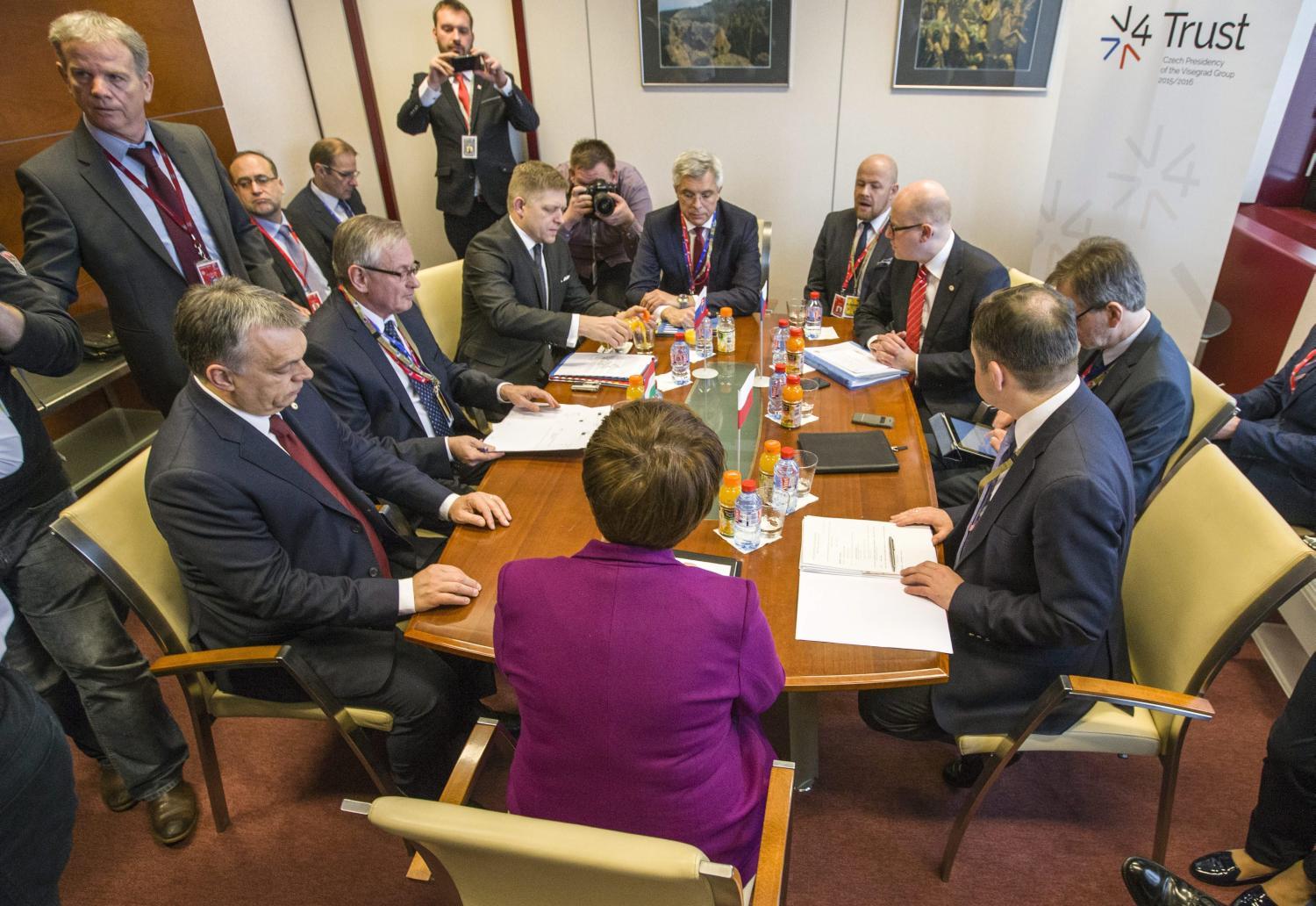 Orbán Viktor magyar (b), Robert Fico szlovák (b3), Bohuslav Sobotka cseh (j3) és Beata Szydlo lengyel miniszterelnök (k, háttal) a visegrádi csoport vezetőinek megbeszélésén