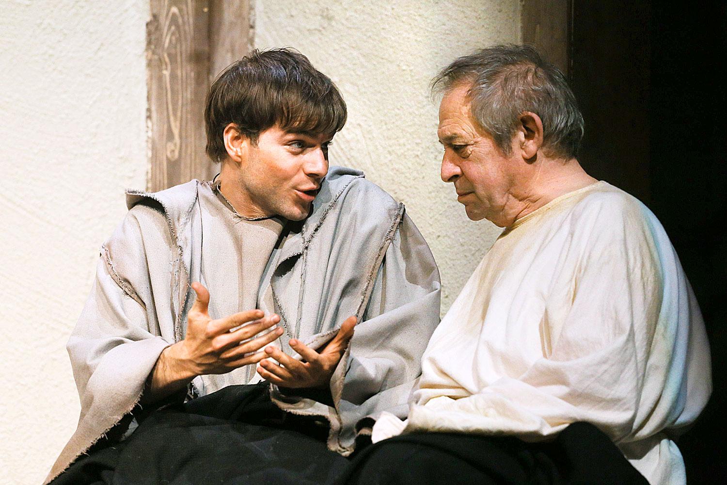 Kenderes Csaba (balra) és Szent Márton szerepében Jordán Tamás 