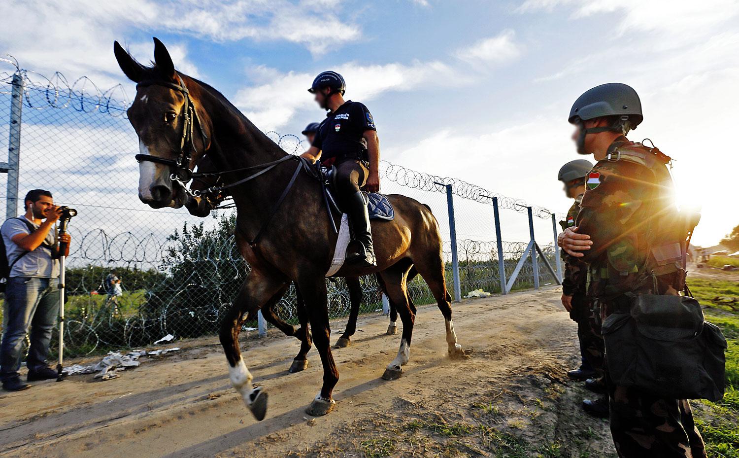 Lovas rendőrök is védték a határt tavaly ősszel 