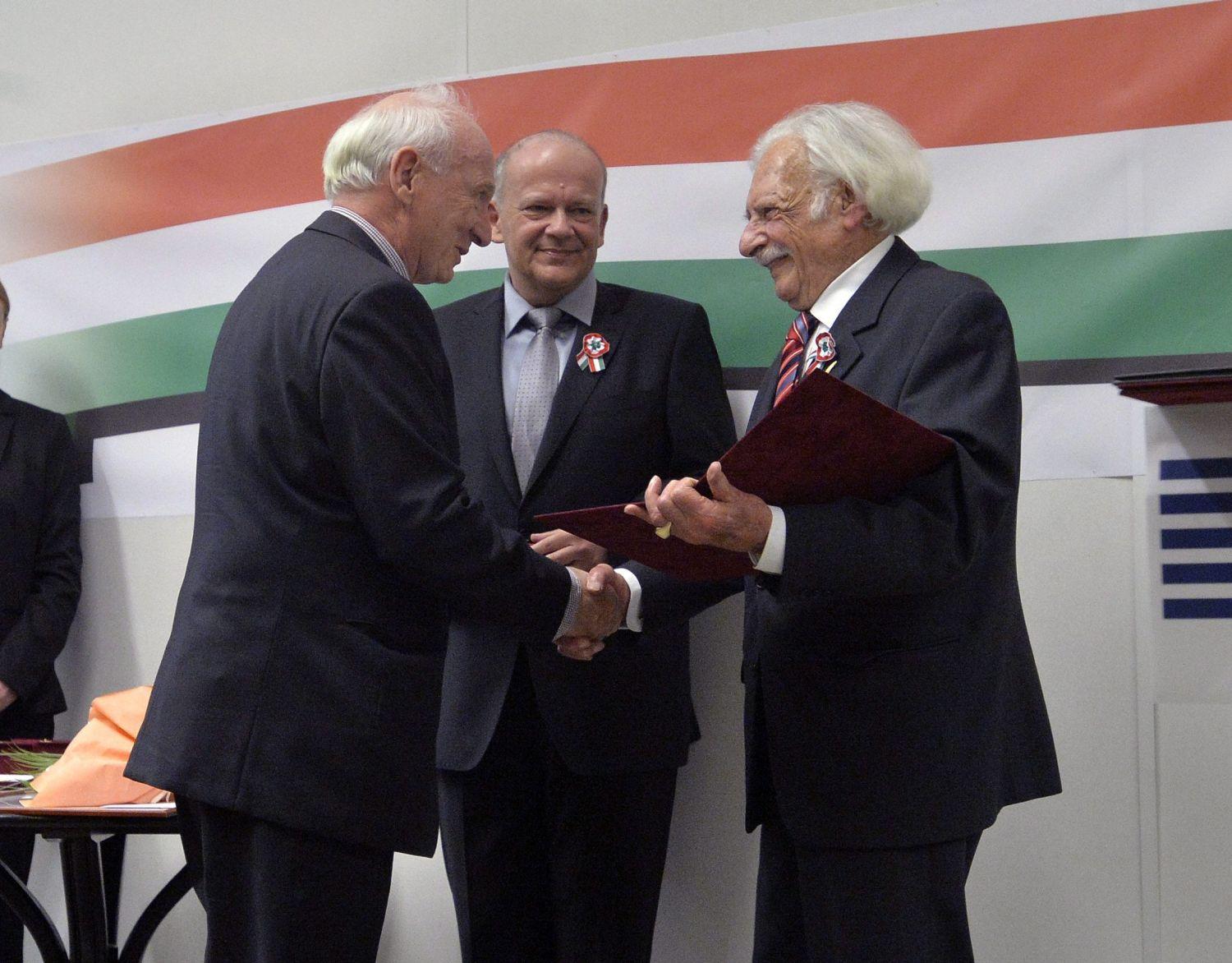 Bolgár György Aranytoll-díjat, a MÚOSZ életműdíját veszi át Bálint György újságírótól, középen Komlósi Gábor, a MÚOSZ elnöke 