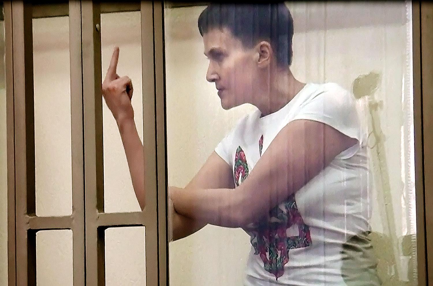 Nagyija Szavcsenko vulgáris kézmozdulattal fejezi ki, mit gondol a Donyeckben zajló perről 