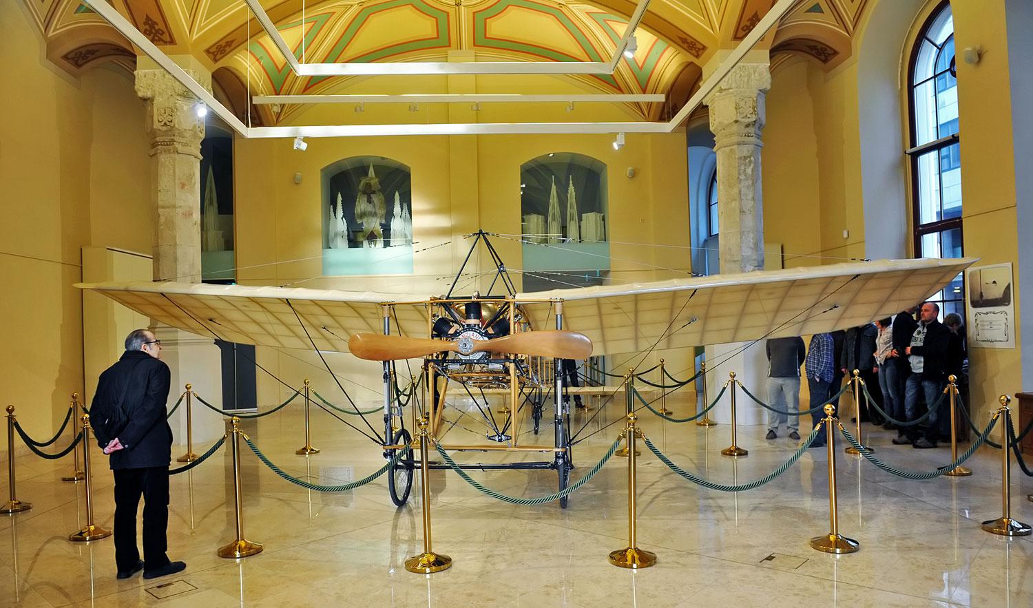 Százhat éve az eredeti állt itt a Vigadóban, ahol a hét végén Louis Blériot repülőjének valósághű mása volt megtekinthető