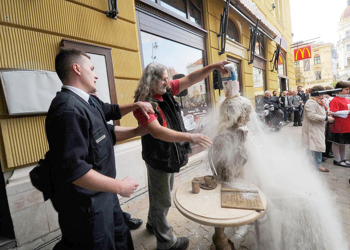 2014-ben: a művész liszttel tiszteli meg Weö­res Sándor szobrát 