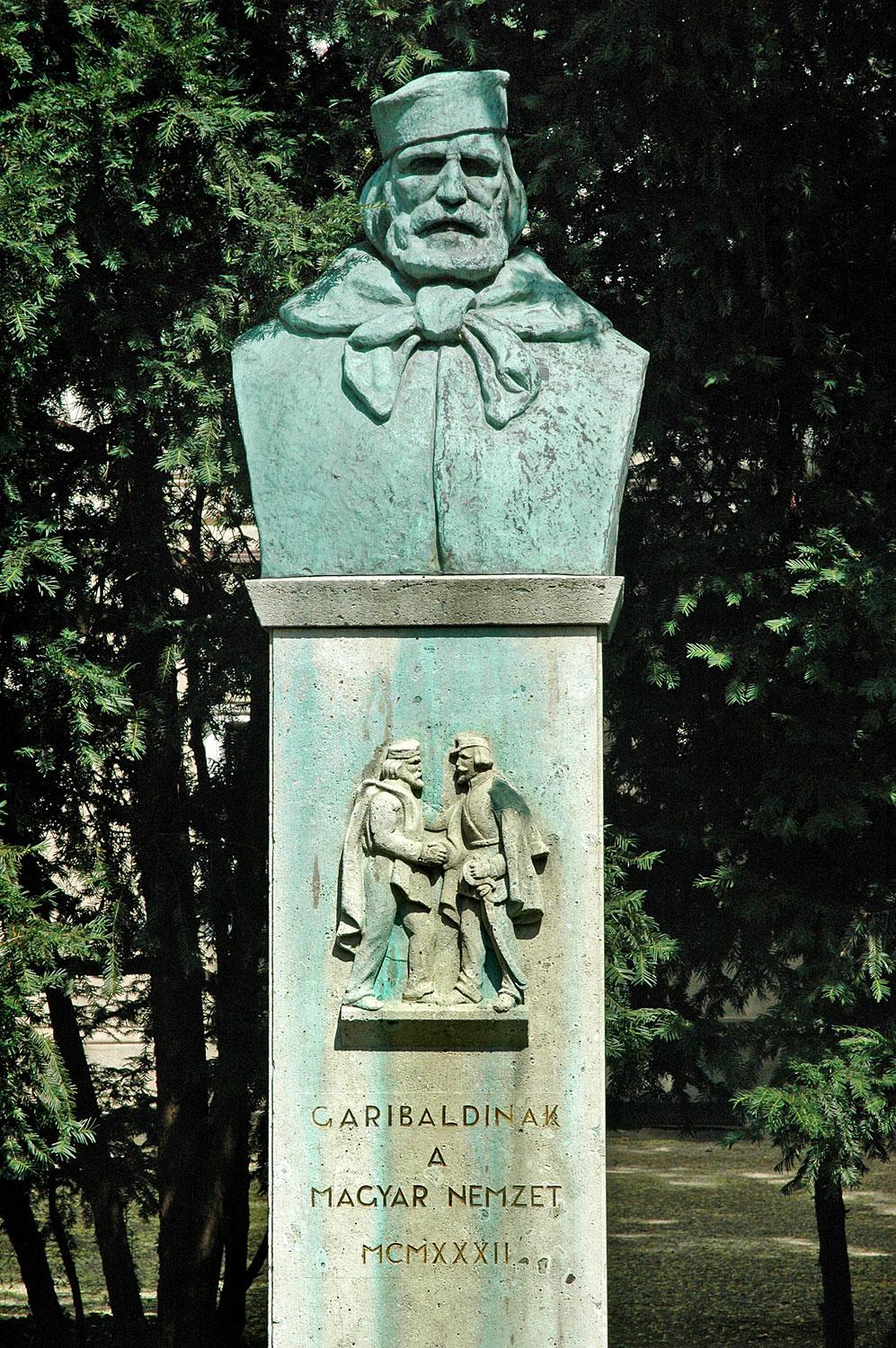 Garibaldi emléke a pesti Múzeumkertben, rajta a hadvezér és Türr kézfogása