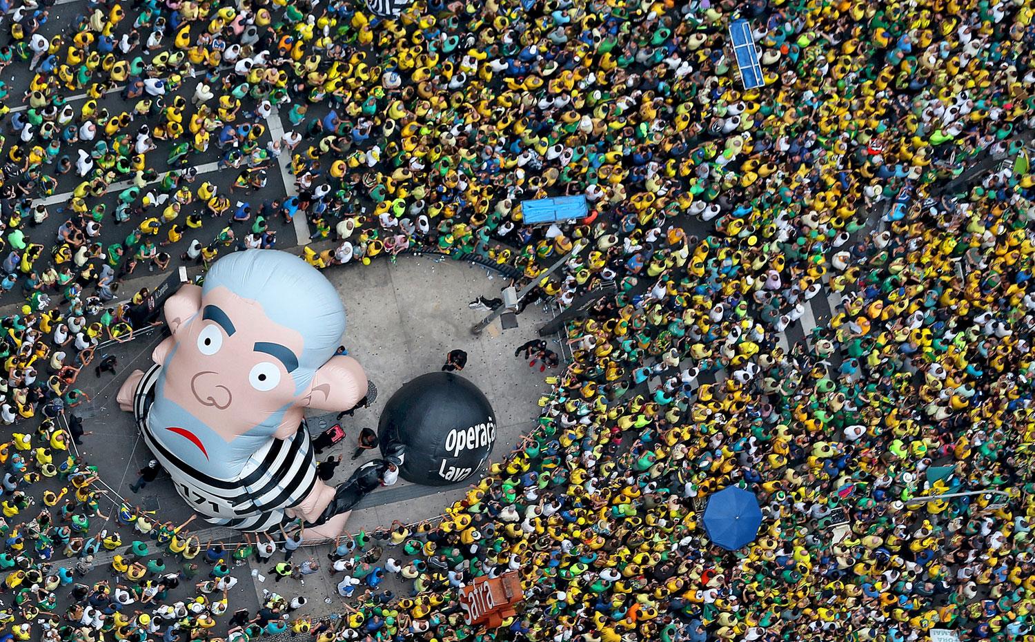 Százezrek tüntettek a kormány és a korrupció ellen Sao Paolóban 