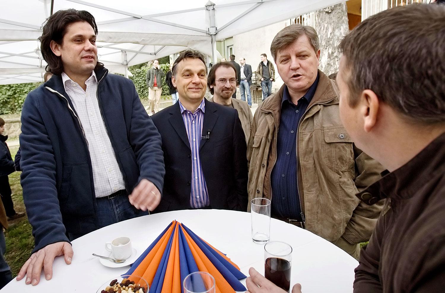 Deutsch, Orbán, Szájer, Stumpf és Bayer Zsolt 2009-ben. Zárt férfiközösség 