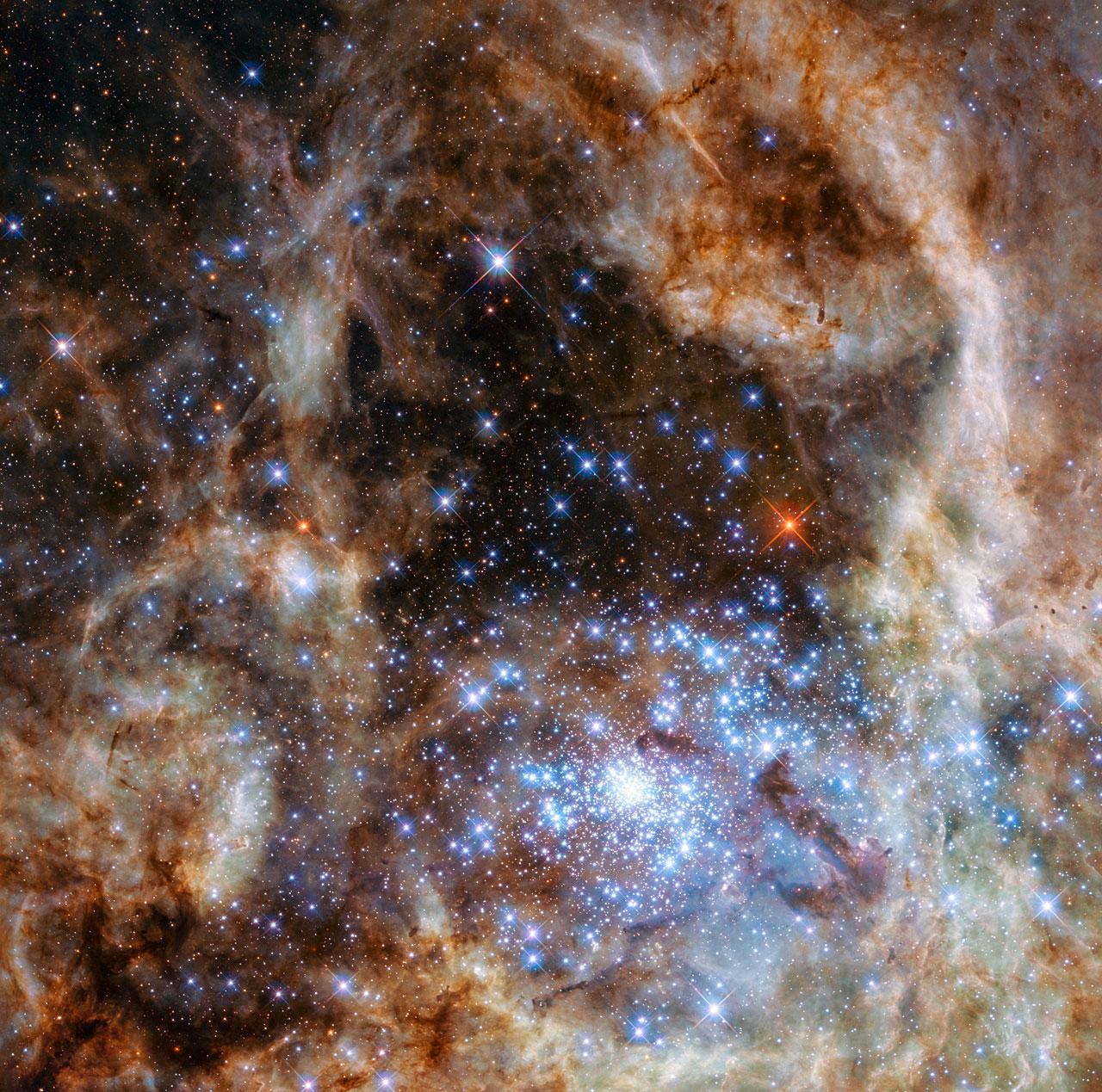 A Tarantula-köd központi része a Nagy Magellán Felhőben. A fiatal és zsúfolt R136-os csillaghalmaz a kép jobb alsó részén látható. A halmaz több száz fiatal kék csillag otthona, köztük a világegyetem legnehezebb ismert égitestjei